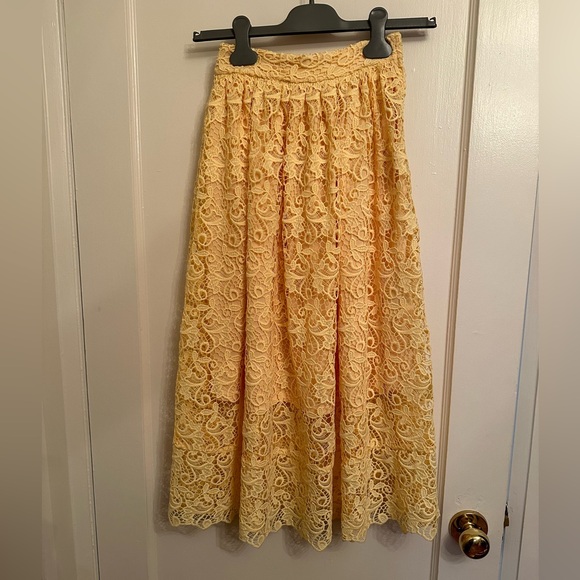Great skirt for Easter! H & M butter yellow lace skirt, size 2. Only $21! - Picture 1 of 5